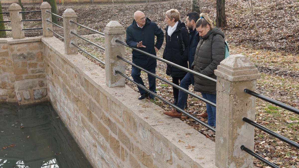 El consejero de Cohesión Territorial, Bernardo Ciriza, y la alcaldesa de Viana, Yolanda González, acompañados por el director general de Administración Local y Despoblación, Jesús Mari Rodríguez, y la conce