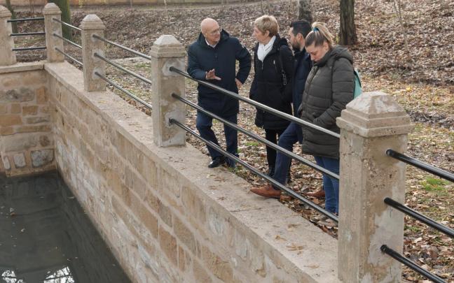 El consejero de Cohesión Territorial, Bernardo Ciriza, y la alcaldesa de Viana, Yolanda González, acompañados por el director general de Administración Local y Despoblación, Jesús Mari Rodríguez, y la conce