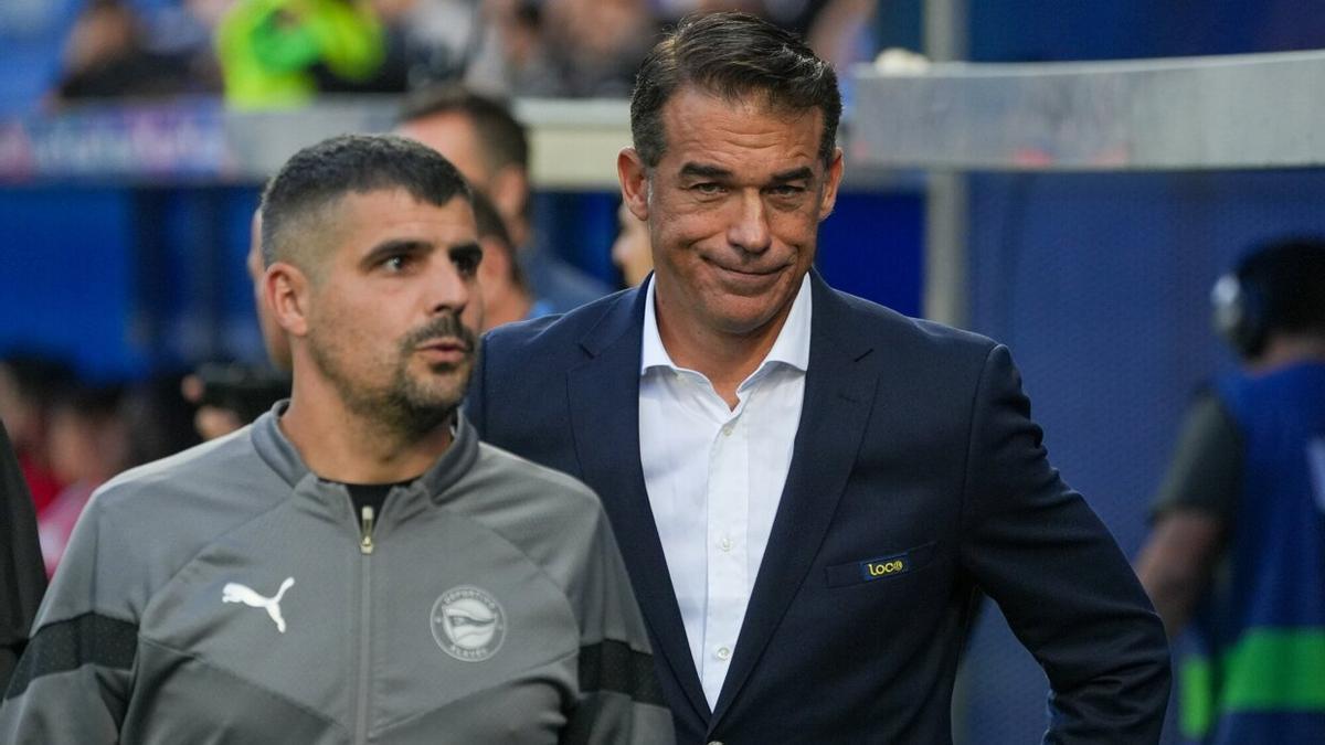 Luis García observa un lance del encuentro entre el Deportivo Alavés y el Sporting disputado en Mendizorroza