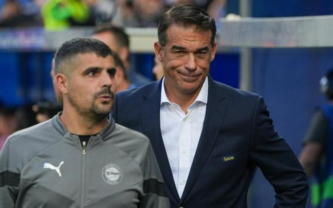 Luis Garc&iacute;a observa un lance del encuentro entre el Deportivo Alav&eacute;s y el Sporting disputado en Mendizorroza