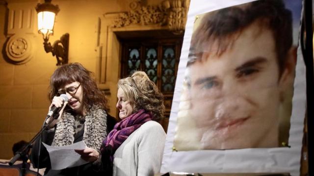 Zuri&ntilde;e Izko, madre de Lukas Agirre, durante su intervenci&oacute;n en el homenaje.