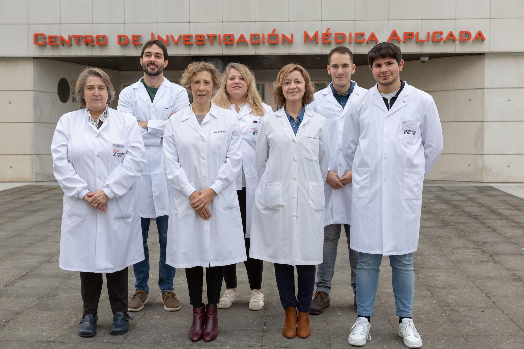 Sandra Hervás (tercera por la izquierda) junto a investigadores del Cima Universidad de Navarra