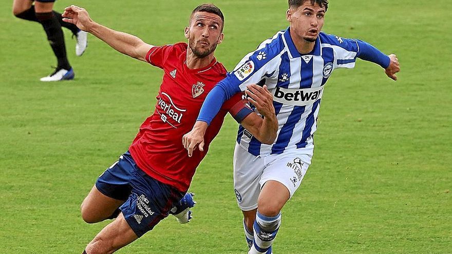 Borja Sainz pelea un balón con Oier Sanjurjo. | FOTO: JAVIER BERGASA