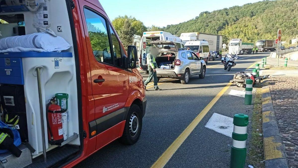 La motocicleta accidentada, junto al turismo implicado en el choque.