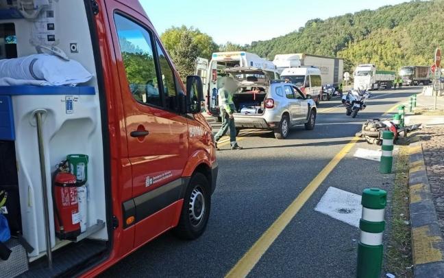 La motocicleta accidentada, junto al turismo implicado en el choque.