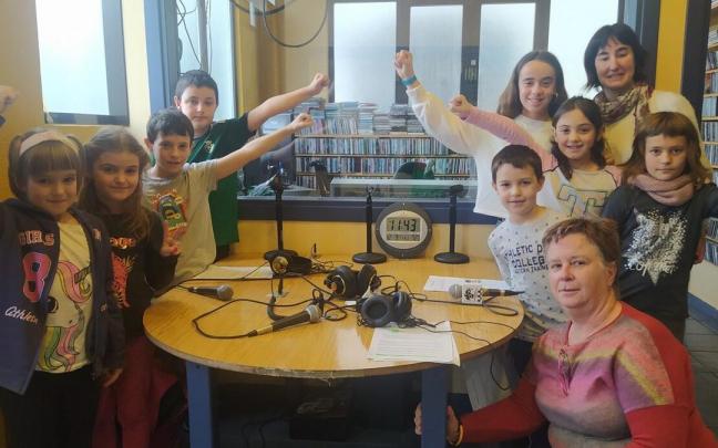 Zigako eskolako ikasle eta irakasleak Xorroxin Irratiaren Elizondoko estudioan.