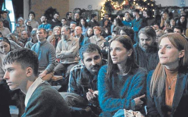 En el último tramo de “R.M.N.”, Cristian Mungiu cede el protagonismo a un reparto coral, la voz dividida e incluso enfrentada de un pueblo que deviene en alegoría de la Europa de hoy. En el último tramo de “R.M.N.”, Cristian Mungiu cede el protagonismo a un reparto coral, la voz dividida e incluso enfrentada de un pueblo que deviene en alegoría de la Europa de hoy.