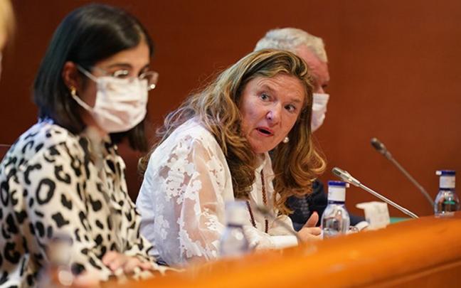 Gotzone Sagardui junto a la ministra Darias.