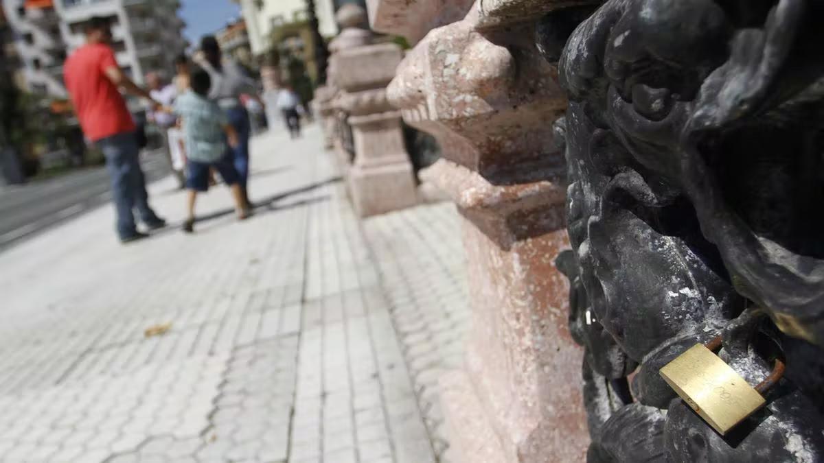 Un candado que una pareja ha dejado en el puente de María Cristina como símbolo de su amor