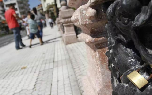 Un candado que una pareja ha dejado en el puente de María Cristina como símbolo de su amor Un candado que una pareja ha dejado en el puente de María Cristina como símbolo de su amor