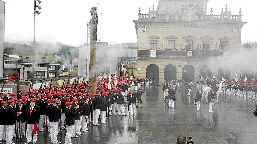 El Alarde tradicional en la plaza San Juan durante una de sus salvas de infantería. | FOTO: IKER AZURMENDI