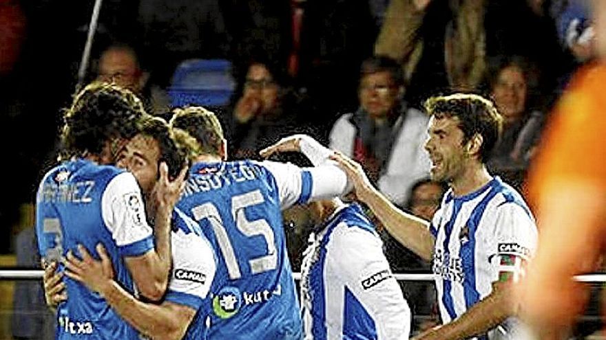 Los jugadores txuri-urdin felicitan a Javi Ros tras anotar este el único gol (0-1) de la eliminatoria copera de octavos de final contra el Villarreal