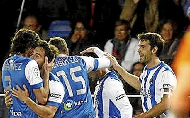 Los jugadores txuri-urdin felicitan a Javi Ros tras anotar este el único gol (0-1) de la eliminatoria copera de octavos de final contra el Villarreal Los jugadores txuri-urdin felicitan a Javi Ros tras anotar este el único gol (0-1) de la eliminatoria copera de octavos de final contra el Villarreal