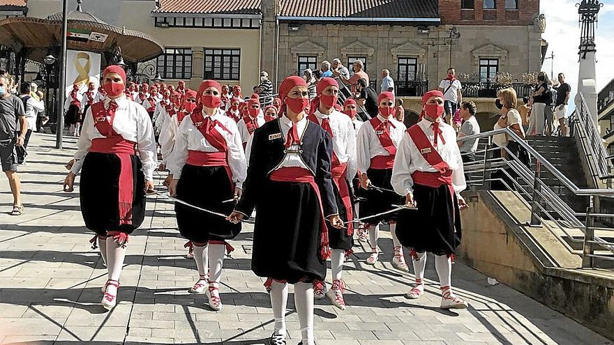 Los dantzaris bajando de la plaza de Beasain en el día de la Cofradía de Dantzaris de Igartza en 2021.