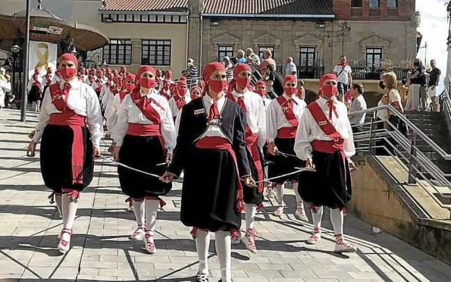 Los dantzaris bajando de la plaza de Beasain en el día de la Cofradía de Dantzaris de Igartza en 2021.