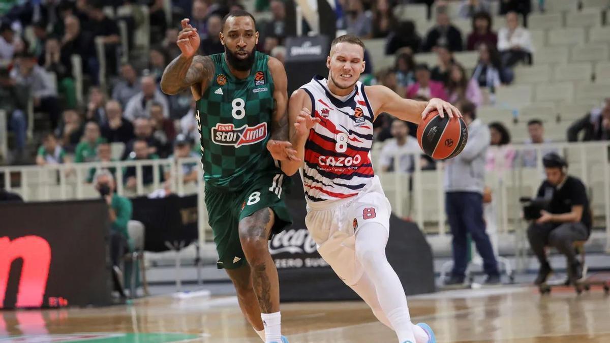 Tadas Sedekerskis trata de superar la defensa de Derrick Williams, durante el partido disputado en el Oaka