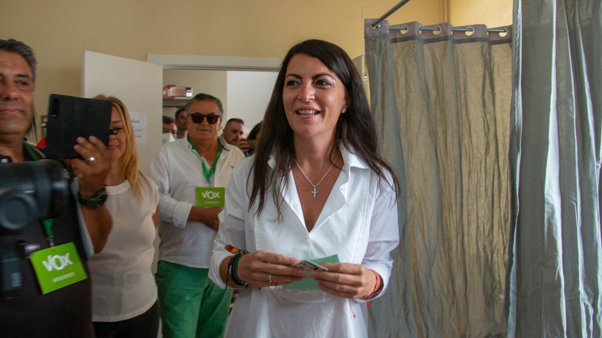 Macarena Olona acude a votar a un colegio andaluz.