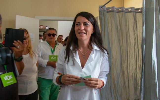 Macarena Olona acude a votar a un colegio andaluz. Macarena Olona acude a votar a un colegio andaluz.