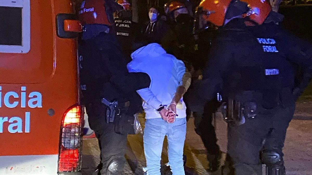 Policías forales trasladan a un varón detenido.