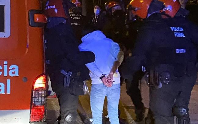 Policías forales trasladan a un varón detenido.