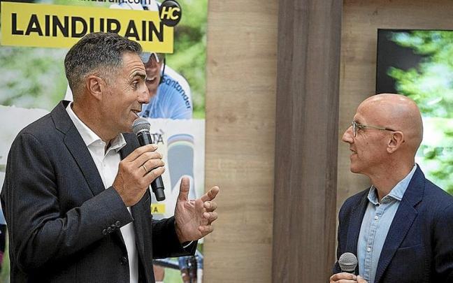 Miguel Indur&aacute;in, hablando con el speaker Juan Mari Guajardo ayer en la presentaci&oacute;n de La Indur&aacute;in .