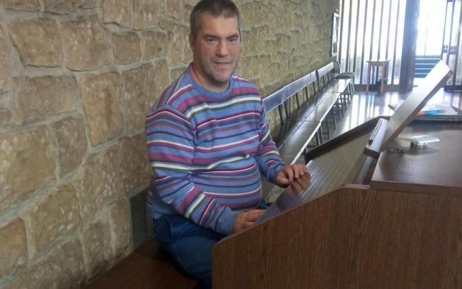 Asier Paredes Bengoetxea, junto al órgano, un instrumento que le “encanta”.
