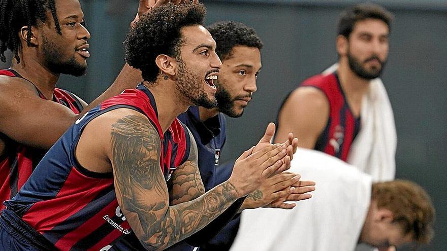 Enoch, Howard y Henry aplauden a sus compañeros desde el banquillo, durante uno de los partidos disputados por el Baskonia este mes de diciembre. | FOTO: ALEX LARRETXI