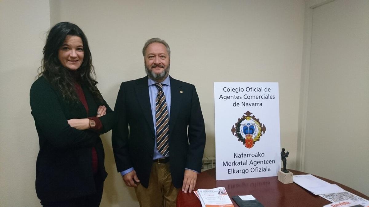 Celia Santesteban y Jesús Herias (presidente del COAC), en la sede del colegio en la Comunidad Foral, ubicado en la avda Carlos III, 42, en Pamplona.