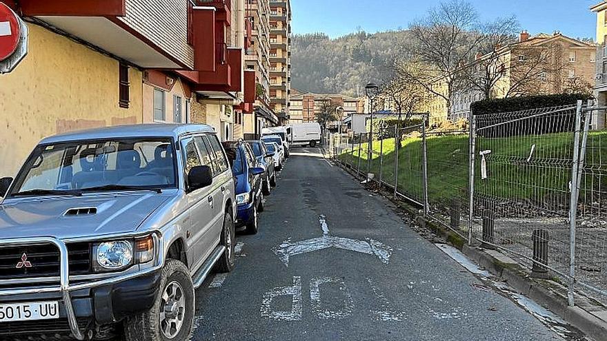 Los aparcamientos de la calle Karobi de Beasain. | FOTO: N.G.