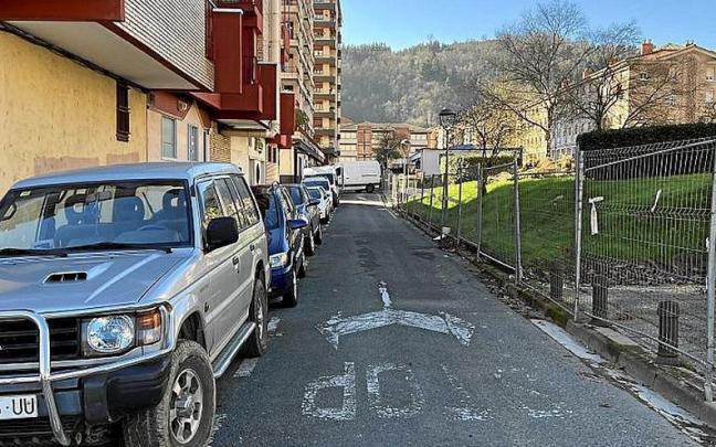 Los aparcamientos de la calle Karobi de Beasain. | FOTO: N.G. Los aparcamientos de la calle Karobi de Beasain. | FOTO: N.G.
