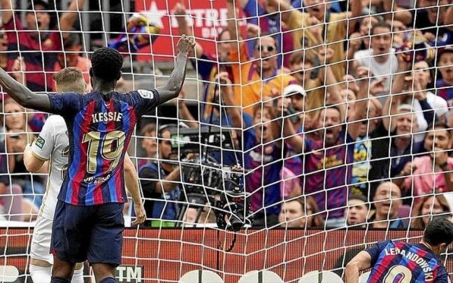 El polaco Robert Lewandowski ejecuta el primer tanto del Barcelona frente al Elche. El polaco Robert Lewandowski ejecuta el primer tanto del Barcelona frente al Elche.