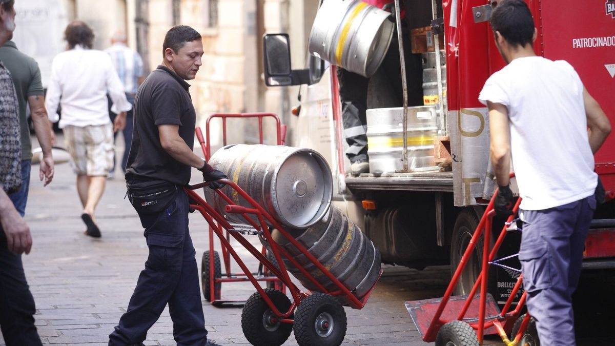 Camiones de bebidas descargando para las fiestas de La Blanca este lunes