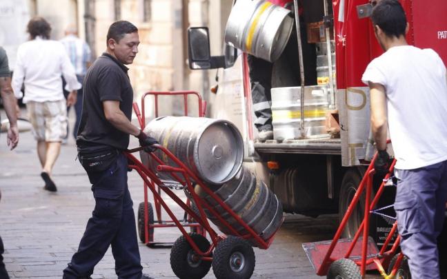 Camiones de bebidas descargando para las fiestas de La Blanca este lunes