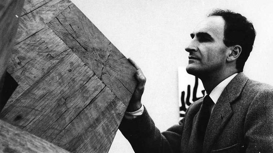 Eduardo Chillida con la obra 'Abesti gogorrra III, Homenaje a Luis Martin Santos' en 1964