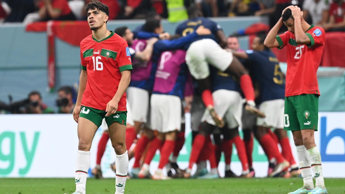 Abde se lamenta mientras los jugadores de la selección de Francia celebran el definitivo 2-0.