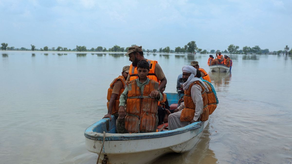 Soldados paquistaníes rescatan a varios civiles en la región de Punjab.