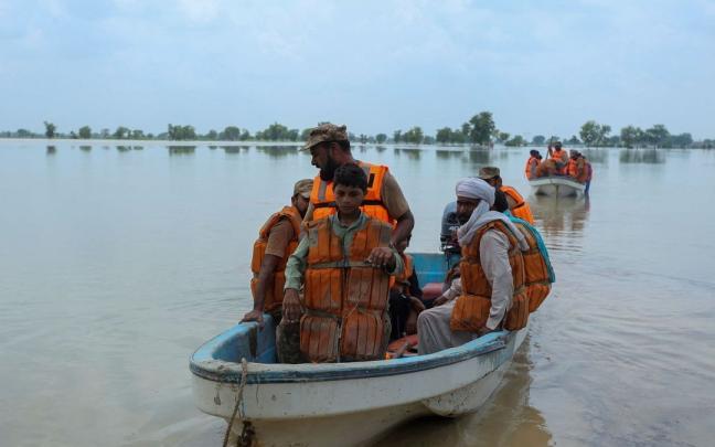 Soldados paquistaníes rescatan a varios civiles en la región de Punjab. Soldados paquistaníes rescatan a varios civiles en la región de Punjab.