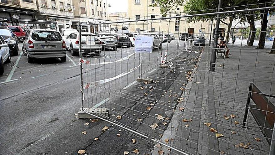 El recorrido del carril suprime varias plazas de parking.