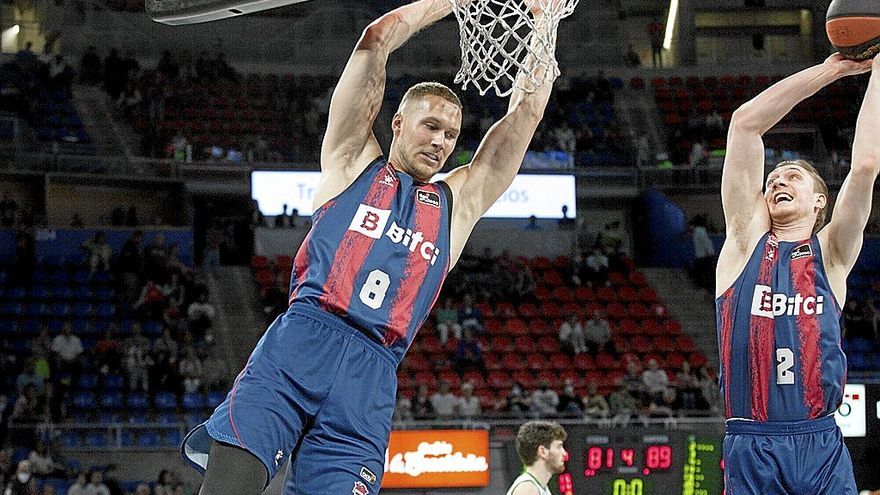 Tadas y Raieste, durante el último partido entre el Baskonia y el Joventut en el Buesa Arena.