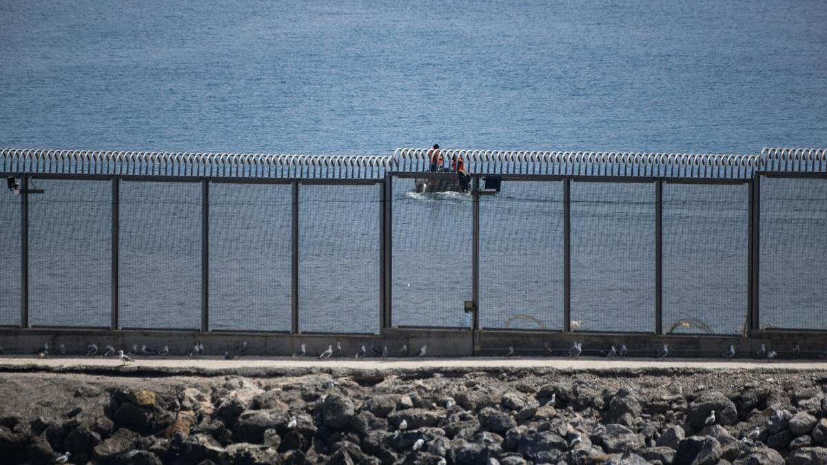 Despliegue policial en el espigón de la playa del Tarajal, Ceuta.