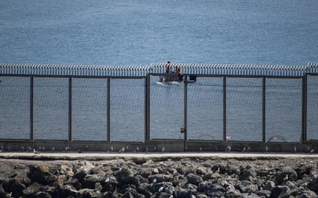 Despliegue policial en el espigón de la playa del Tarajal, Ceuta.