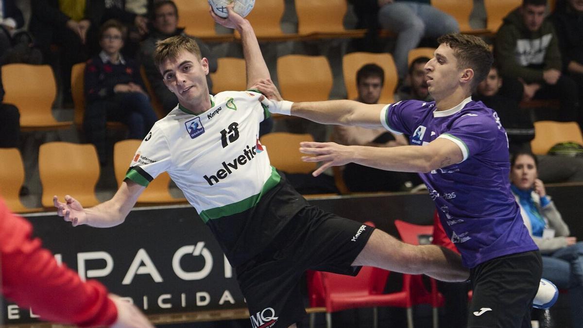 El extremo navarro Mikel Redondo prepara su zurda para un lanzamiento.