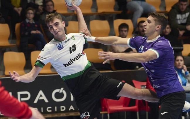 El extremo navarro Mikel Redondo prepara su zurda para un lanzamiento. El extremo navarro Mikel Redondo prepara su zurda para un lanzamiento.