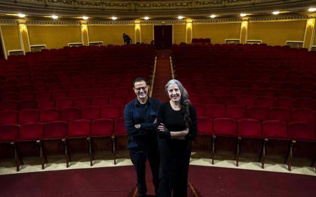 La bailaora y coreógrafa María Pagés y el dramaturgo El Arbi El Harti posan en el escenario del Gayarre, donde la compañía actuará el viernes 3 de febrero.