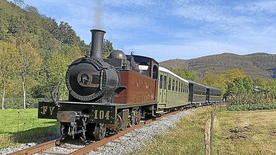 Un tren de vapor completa el recorrido entre Azpeitia y Lasao. | FOTO: N.G.
