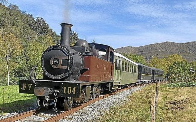 Un tren de vapor completa el recorrido entre Azpeitia y Lasao. | FOTO: N.G. Un tren de vapor completa el recorrido entre Azpeitia y Lasao. | FOTO: N.G.