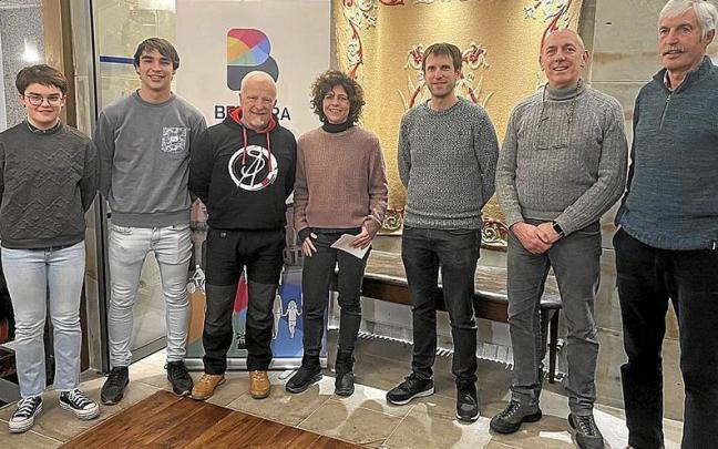 Cinco de los abonados y abonadas de honor, junto a representantes municipales. | FOTO: B.U.