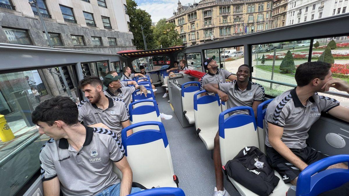 Los jugadores del Bilbao Basket disfrutan de la villa desde el bus turístico