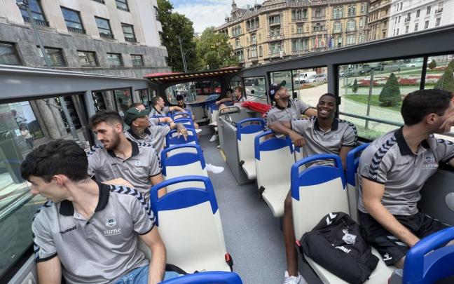 Los jugadores del Bilbao Basket disfrutan de la villa desde el bus tur&iacute;stico