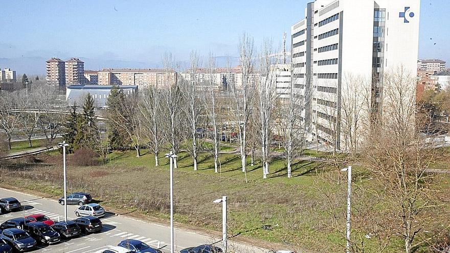 Parcela en la que se ubicará el equipamiento, junto al edificio de consultas externas del HUA. | FOTO: JOSU CHAVARRI